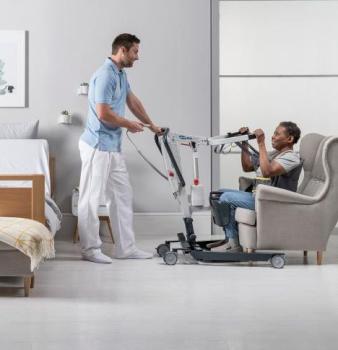 Isa Compact im Einsatz mit sitzendem Patienten